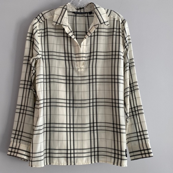Calvin Klein Jeans ivory gray plaid blouse. Long sleeves V-neck collar. Small
C - Picture 1 of 10